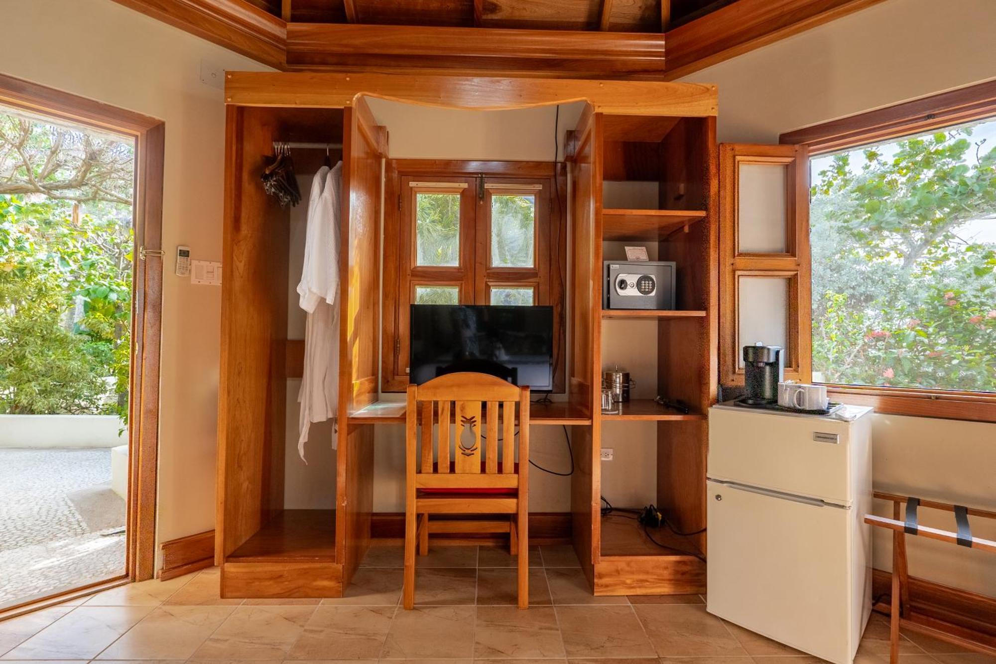 Ocean Cliff Hotel Negril Limited - Adults Only الغرفة الصورة